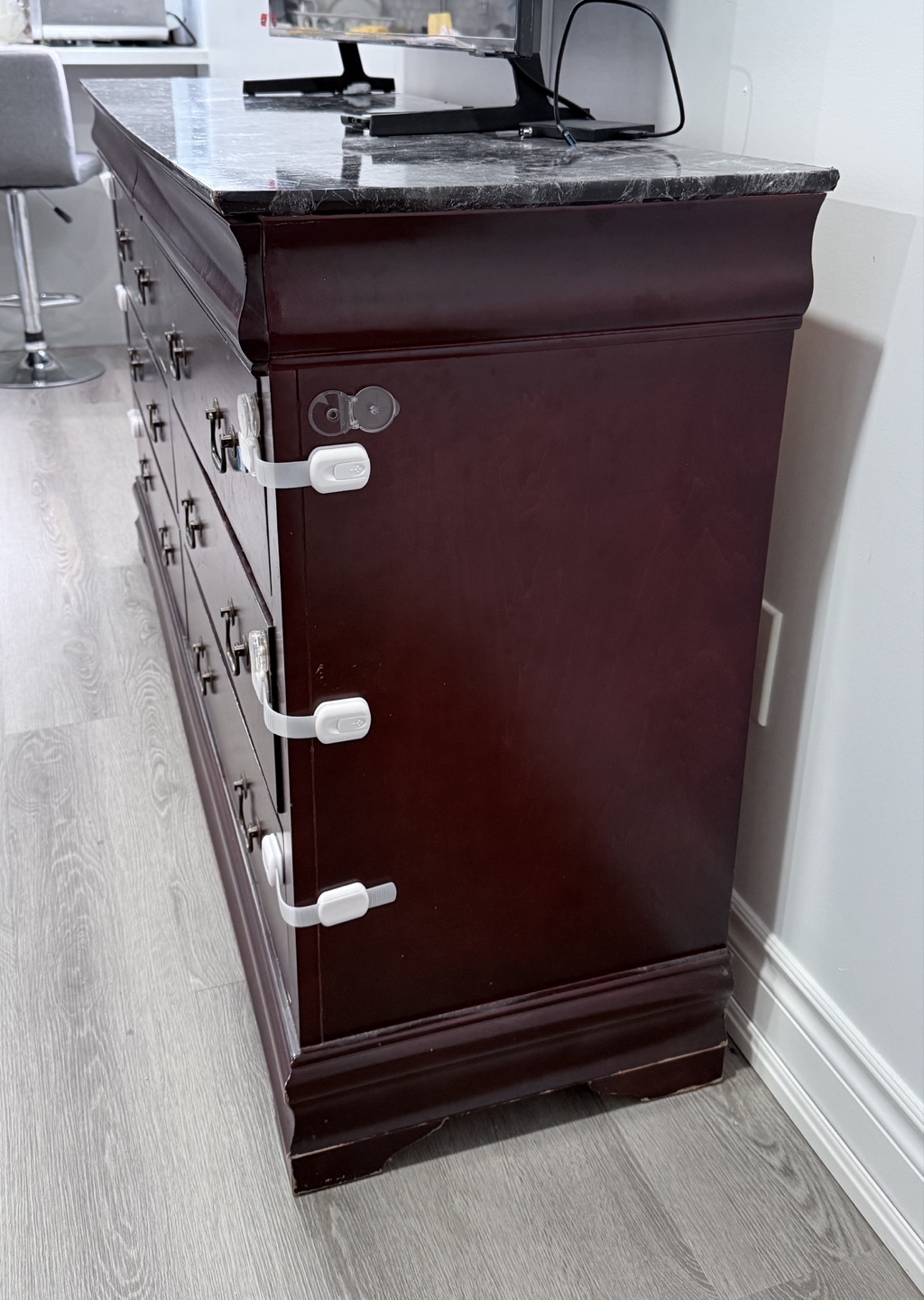 wooden dresser with multiple drawers - photo 3
