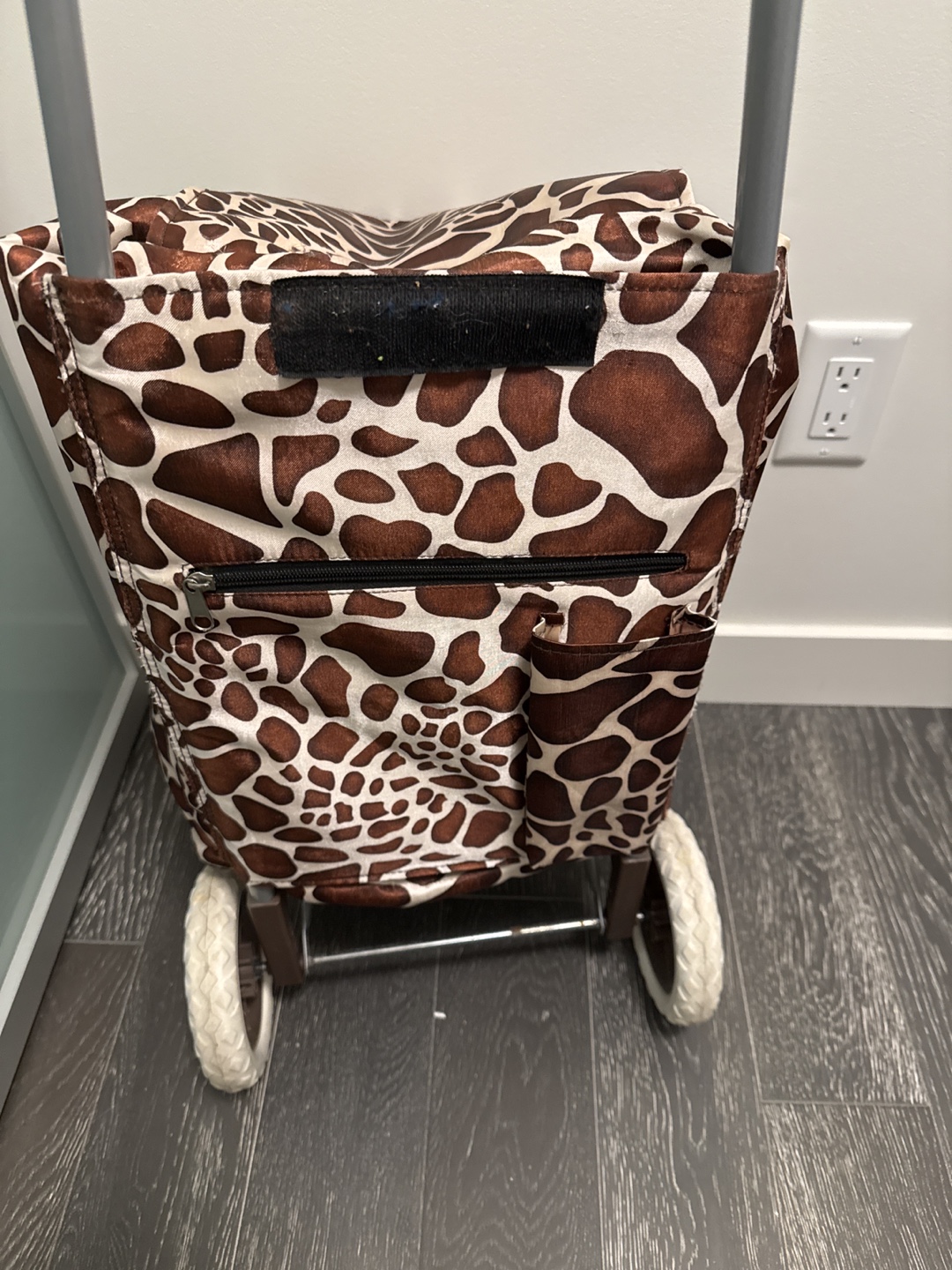 giraffe pattern trolley dolly - photo 2