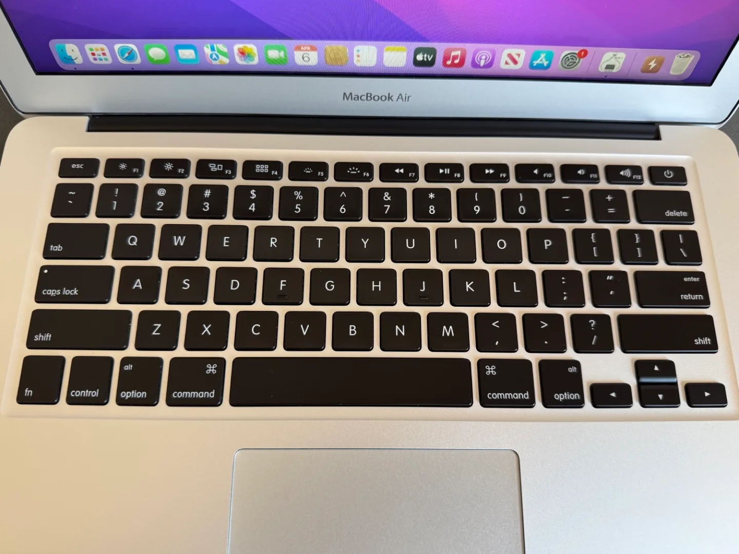 13” MacBook Air (2017) – 1.8Ghz i5 / 8GB RAM / 128GB SSD image indicator(3)