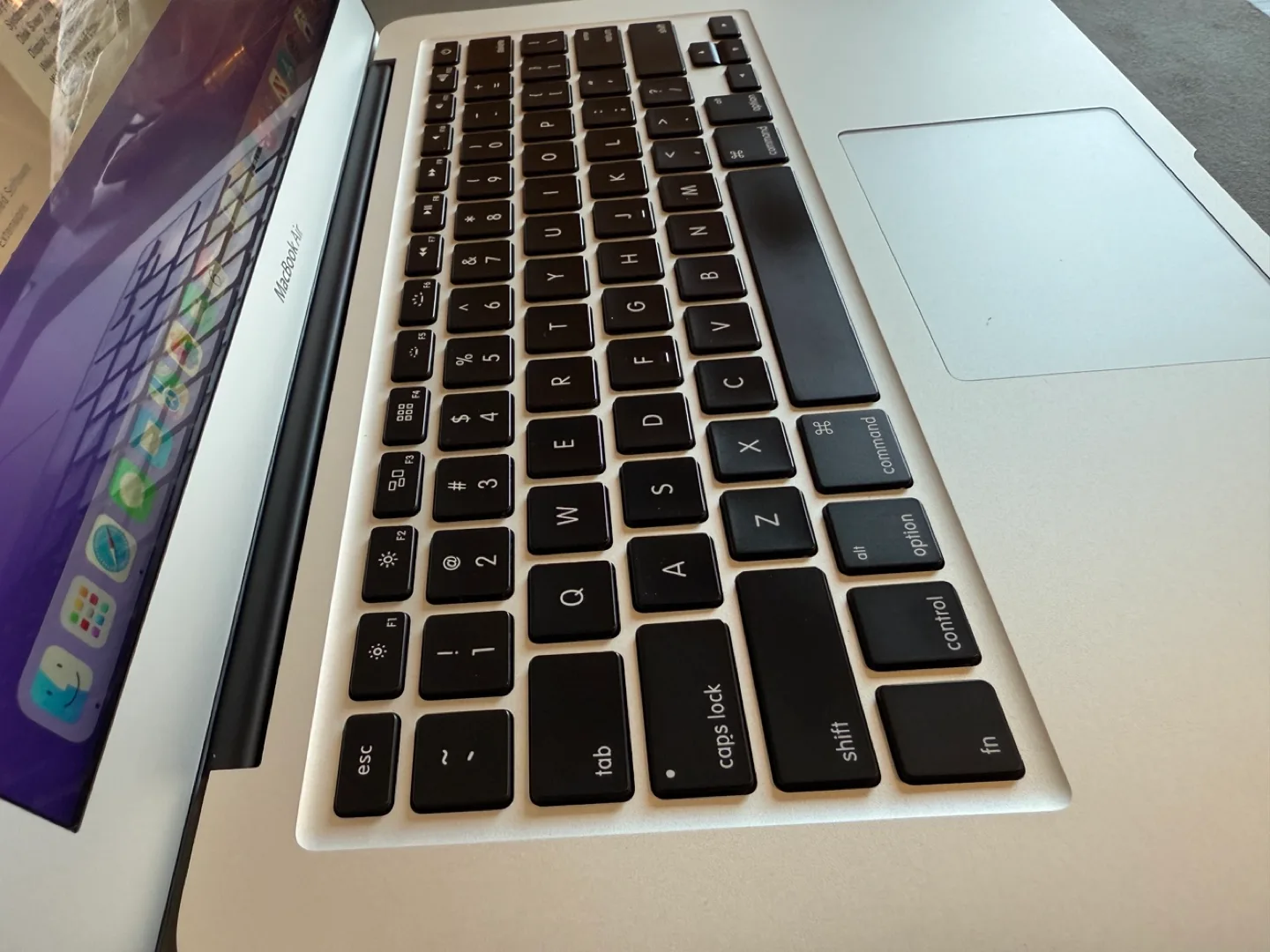 13” MacBook Air (2017) – 1.8Ghz i5 / 8GB RAM / 128GB SSD image indicator(4)