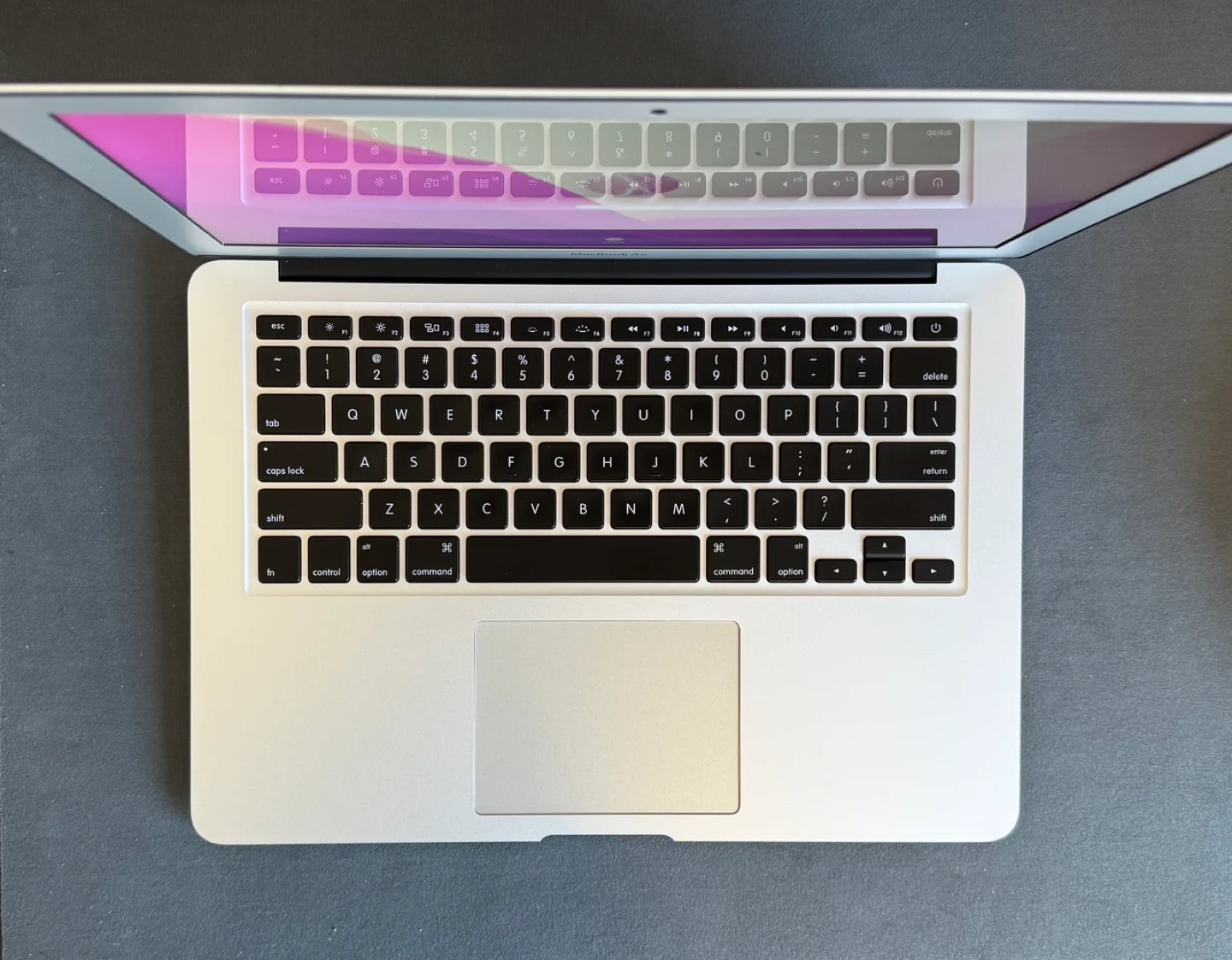 13” MacBook Air (2017) – 1.8Ghz i5 / 8GB RAM / 128GB SSD image indicator(2)