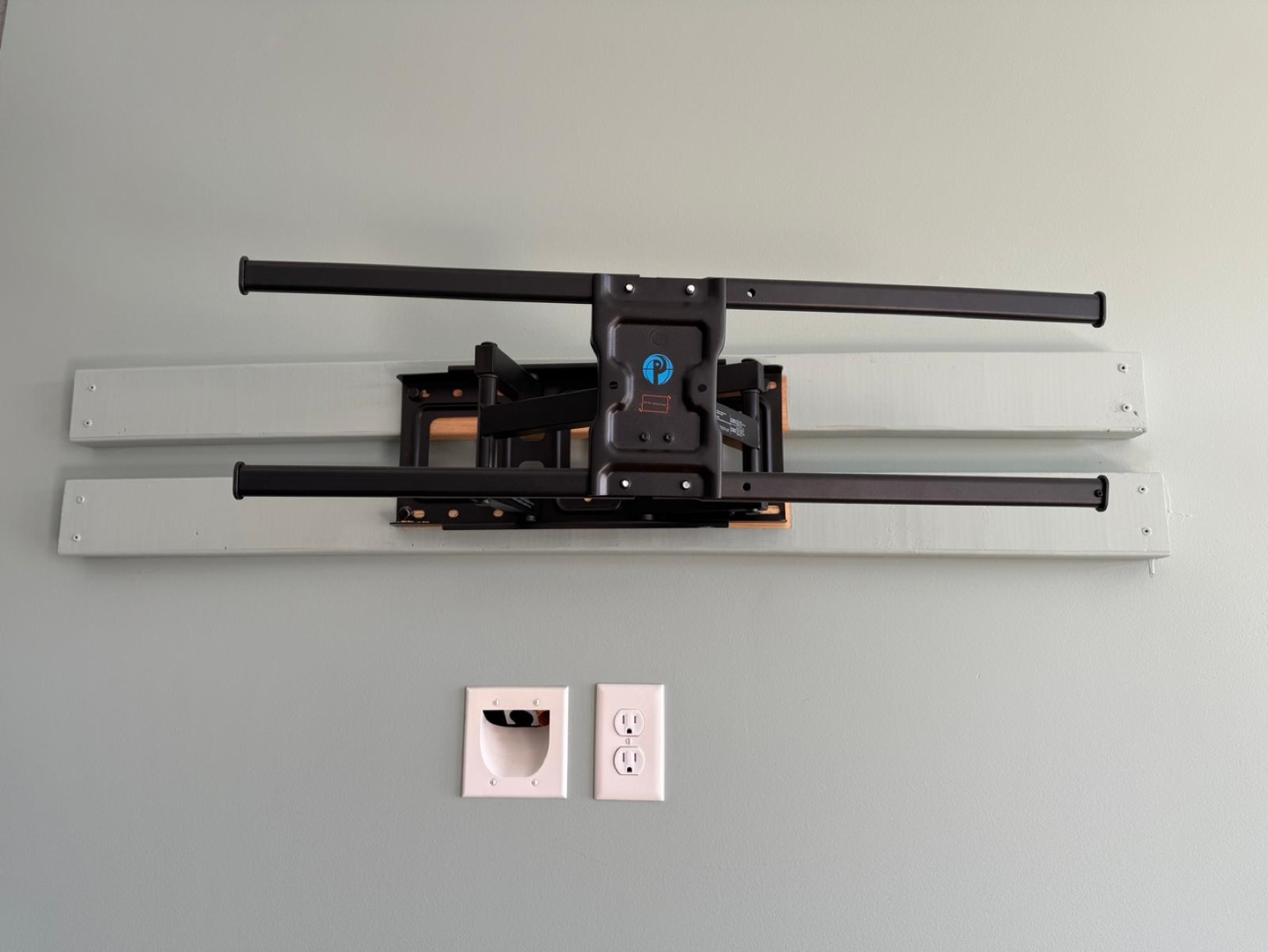 Full-Motion TV Wall Mount
