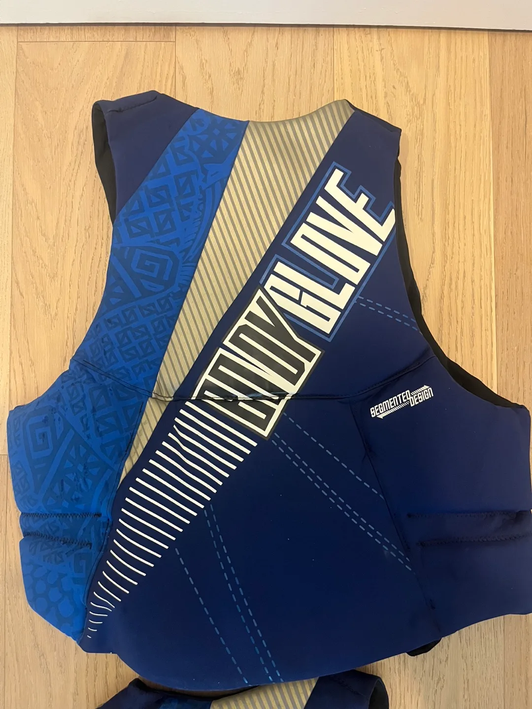 2 BodyGlove Lifejackets (Medium + Large) image indicator(4)