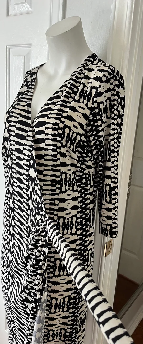 Black and White Abstract Print Wrap Dress image indicator(3)