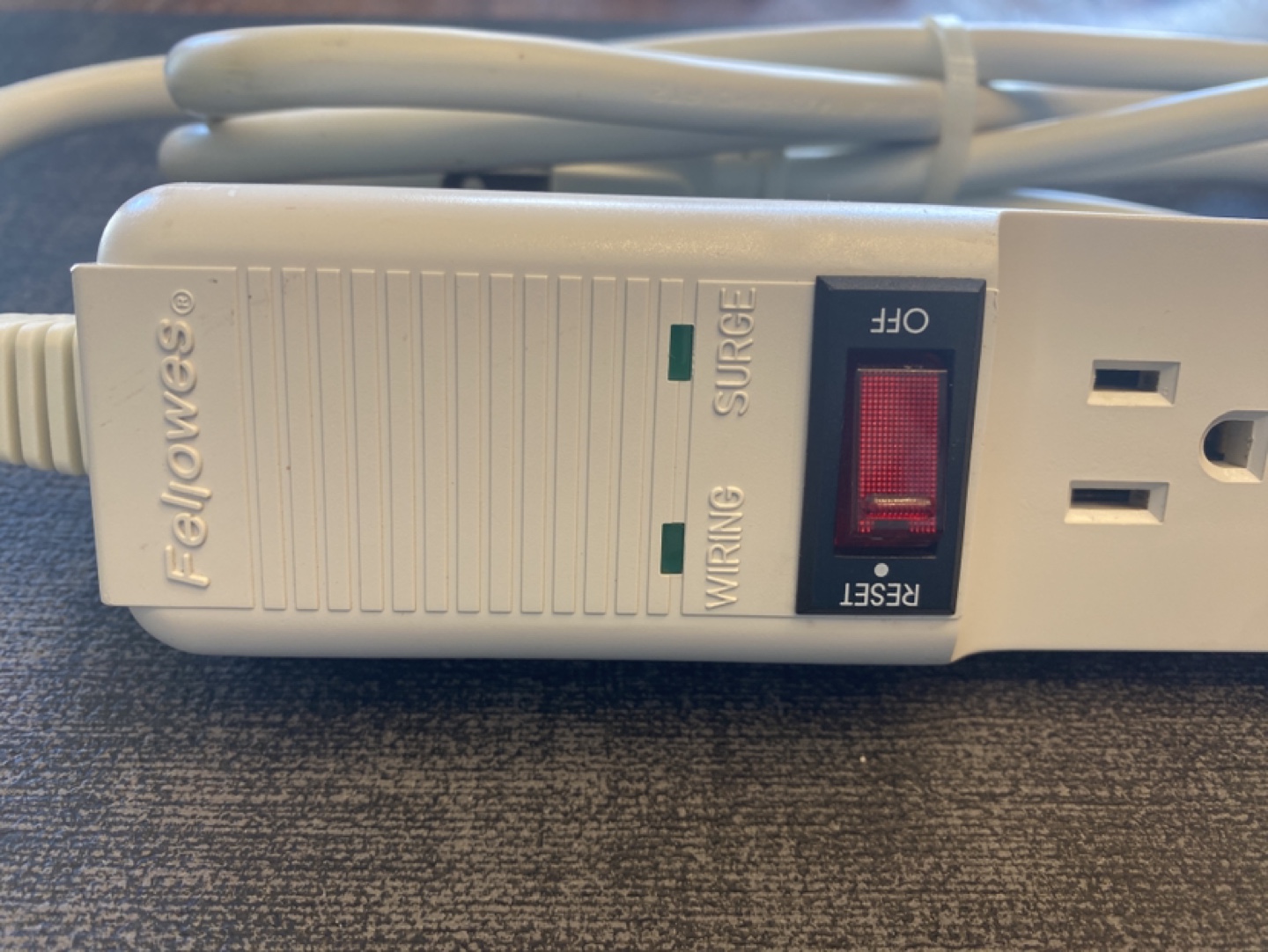 Fellowes Basic Home/Office Surge Protector – 6 Outlets - photo 3