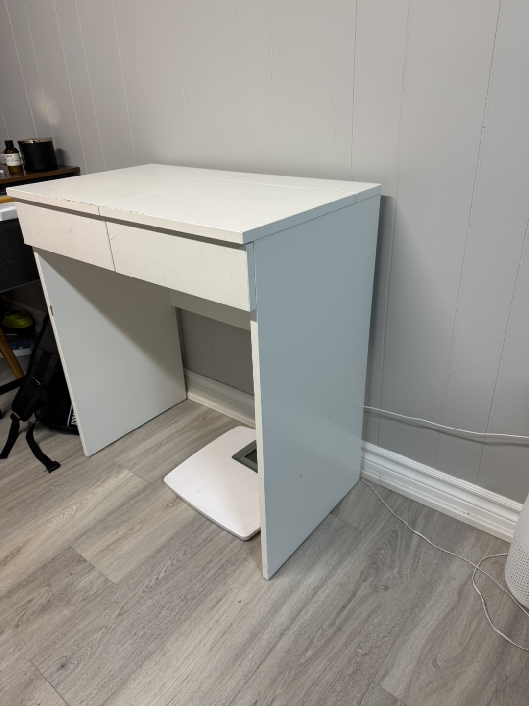 White Vanity Table with Mirror and Drawers - photo 4