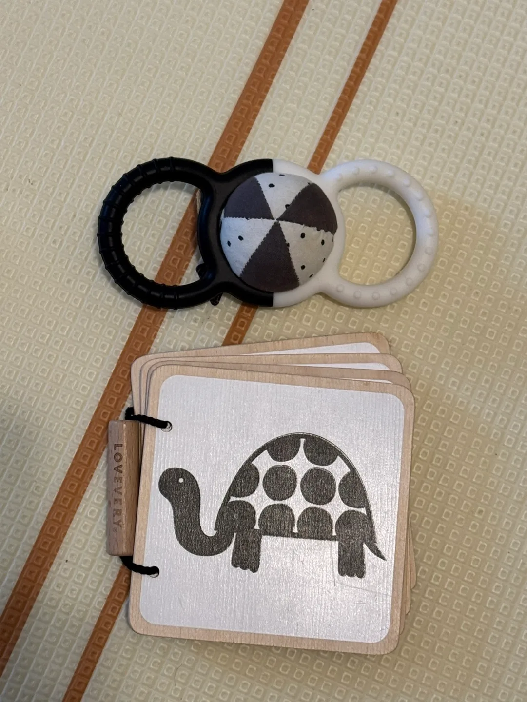 Lovevery The Looker Play Kit 0-12 months image indicator(4)