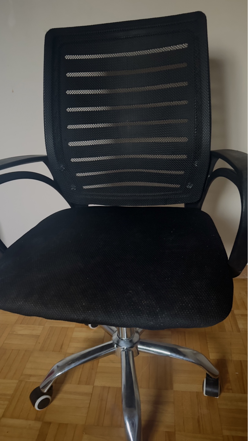 Chair with working wheels