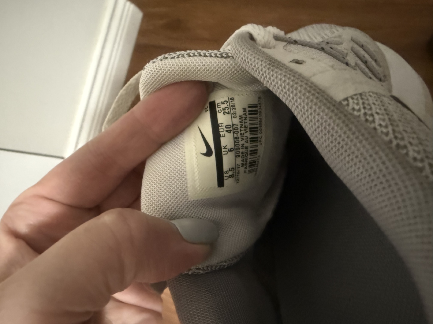 Women's Nike Running Shoes - Size 8 - photo 4
