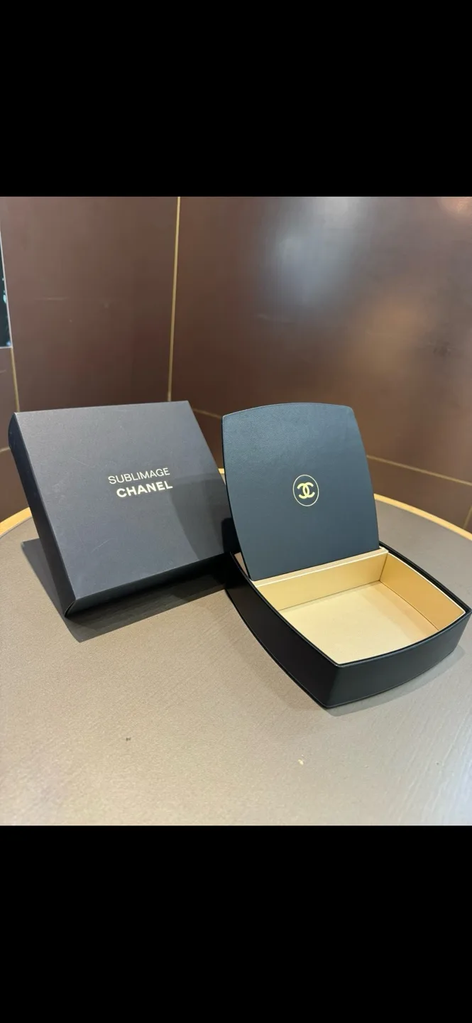 Chanel Sublimage Beauty Case with mirror image indicator(4)