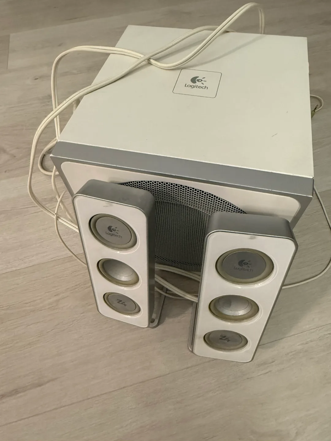 Logitech Z4 2.1 Speaker System image indicator(2)