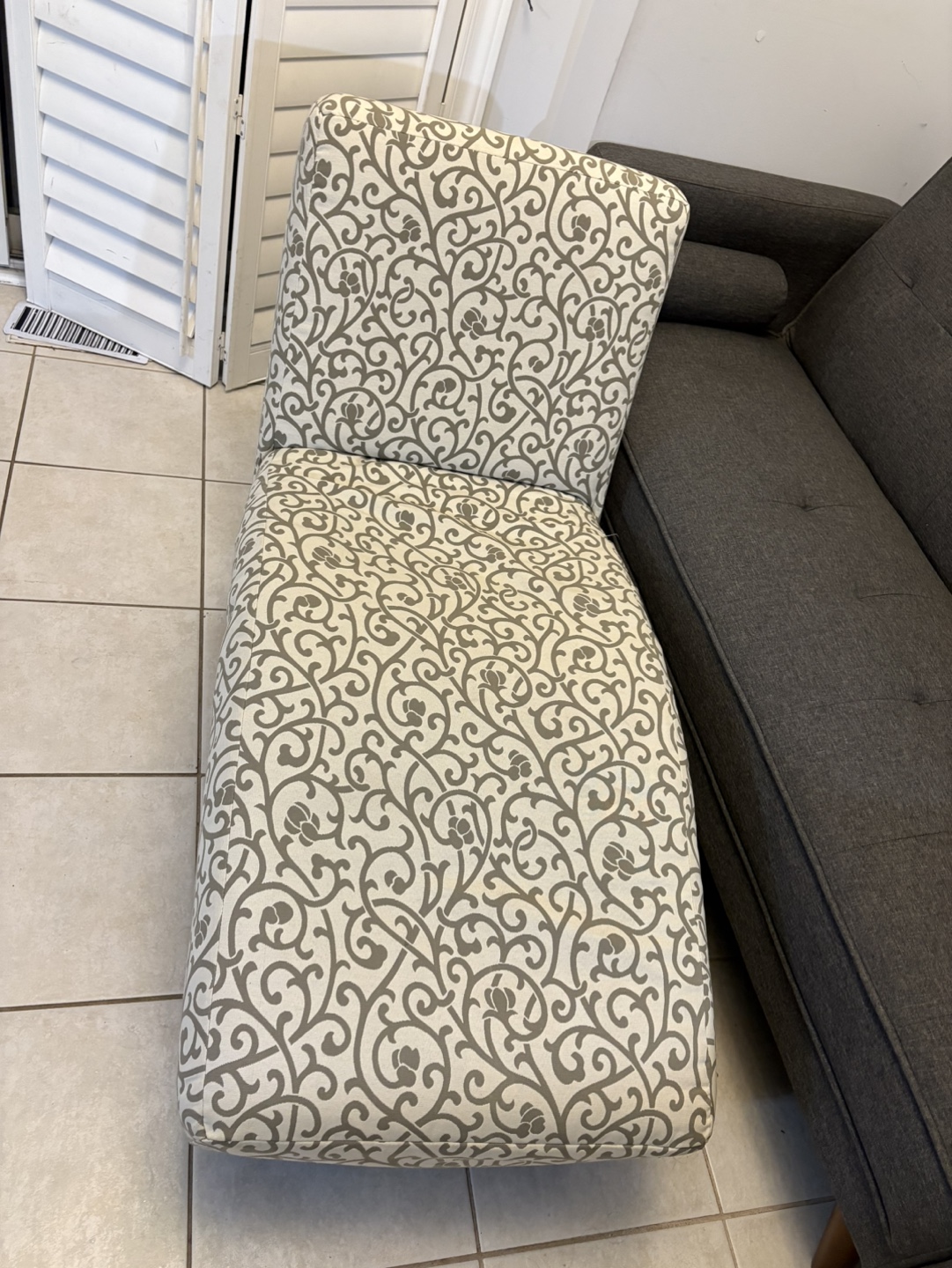 Elegant Chaise Lounge - white and Grey Floral Pattern - photo 3