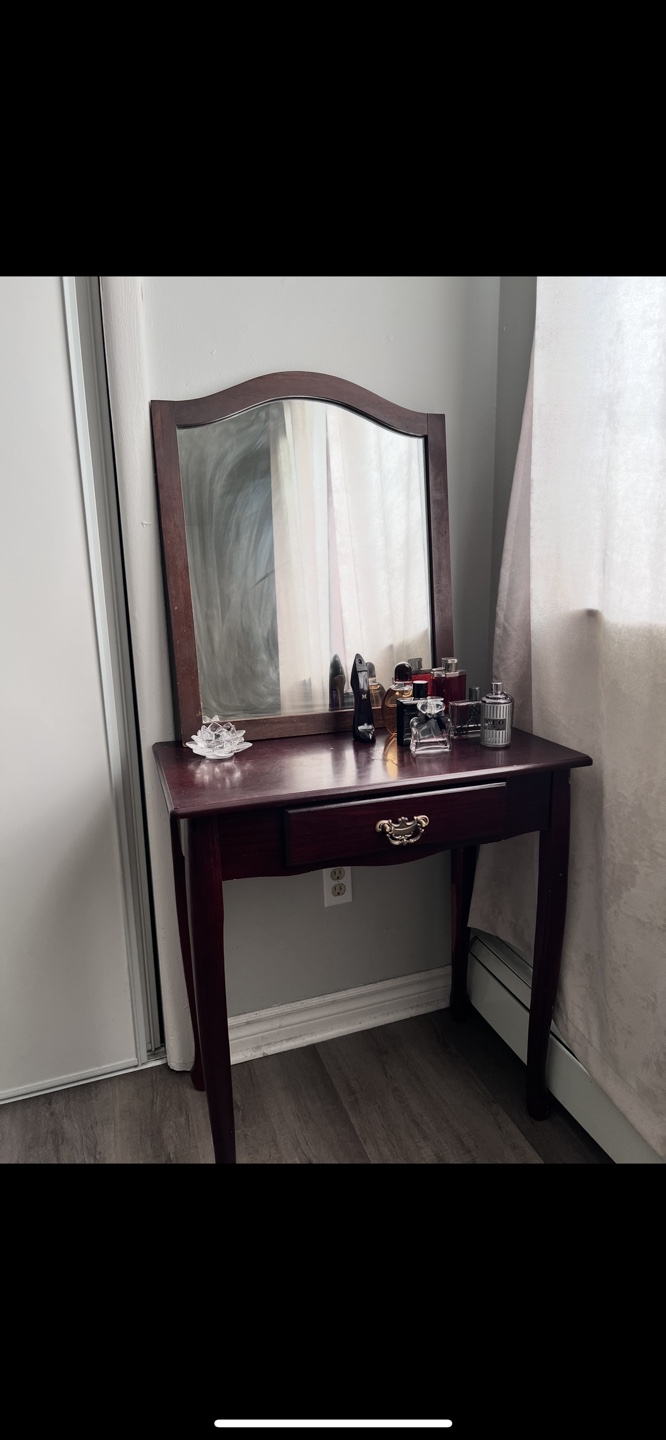 Dark wood vanity with mirror 💚