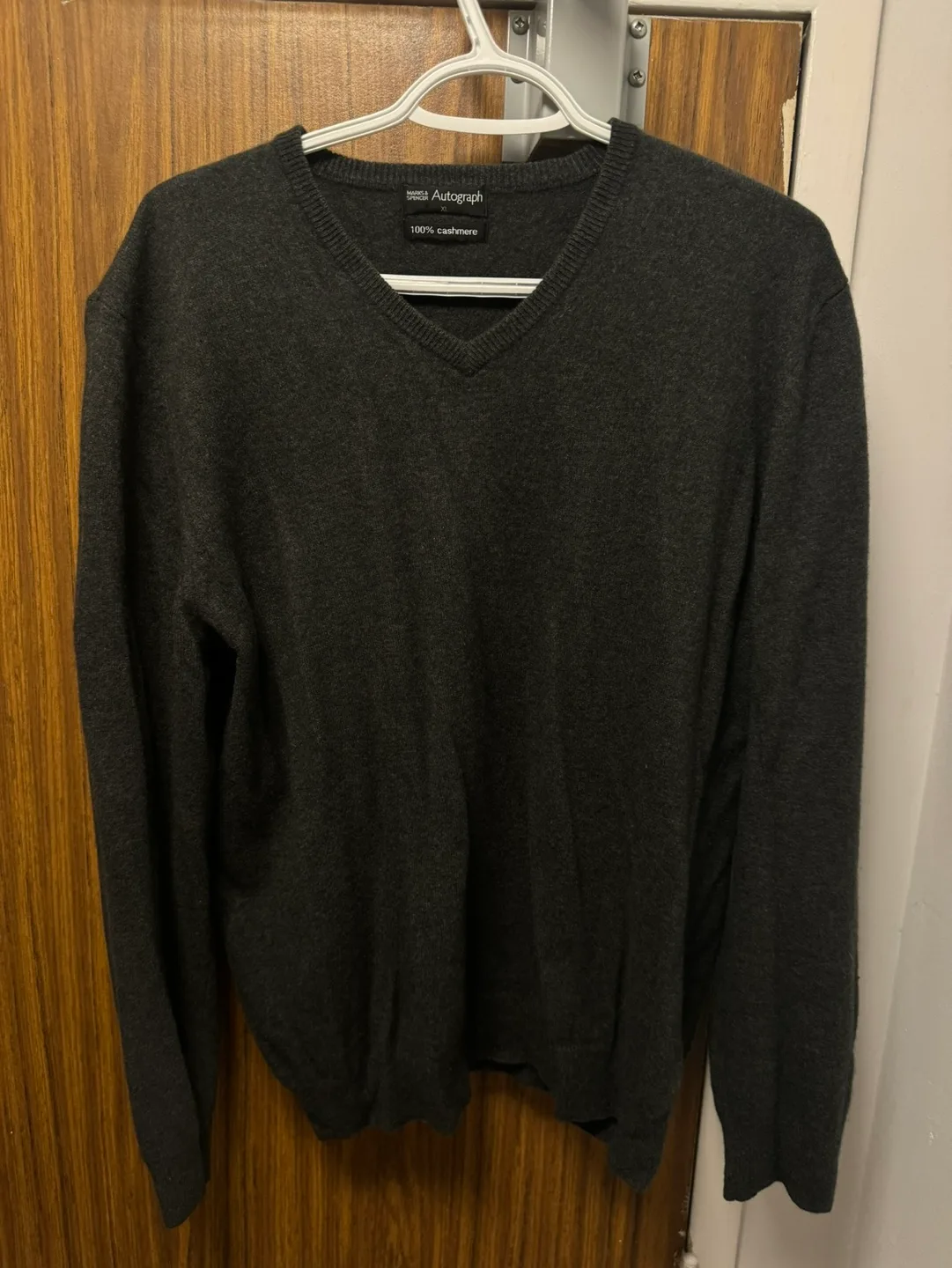 100% Cashmere V-Neck Sweater - Size XL image indicator(2)