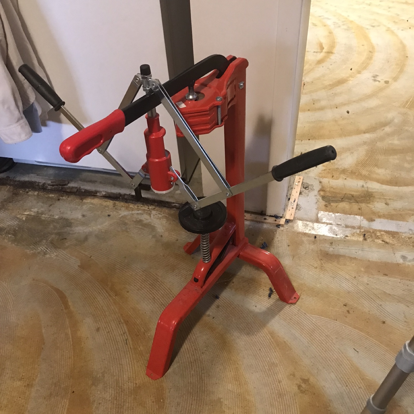 Bottle capperplushand held