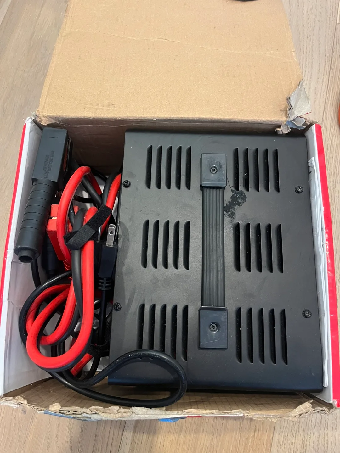 Motomaster 75/12/2 A Battery Charger with Engine Start image indicator(4)