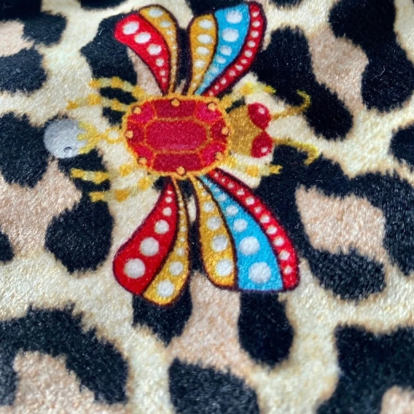 Estée Lauder Leopard Print Velvet Cosmetic Bags + Free Gems image indicator(6)