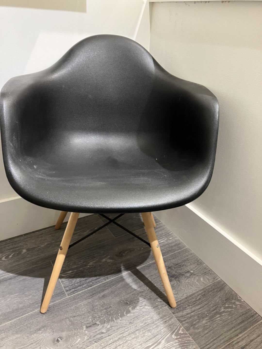 💚 Structube- Black Plastic Chair with Wooden Legs