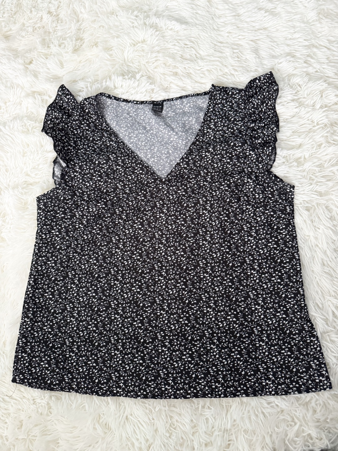 Women's Black and White Floral Flutter Sleeve Blouse