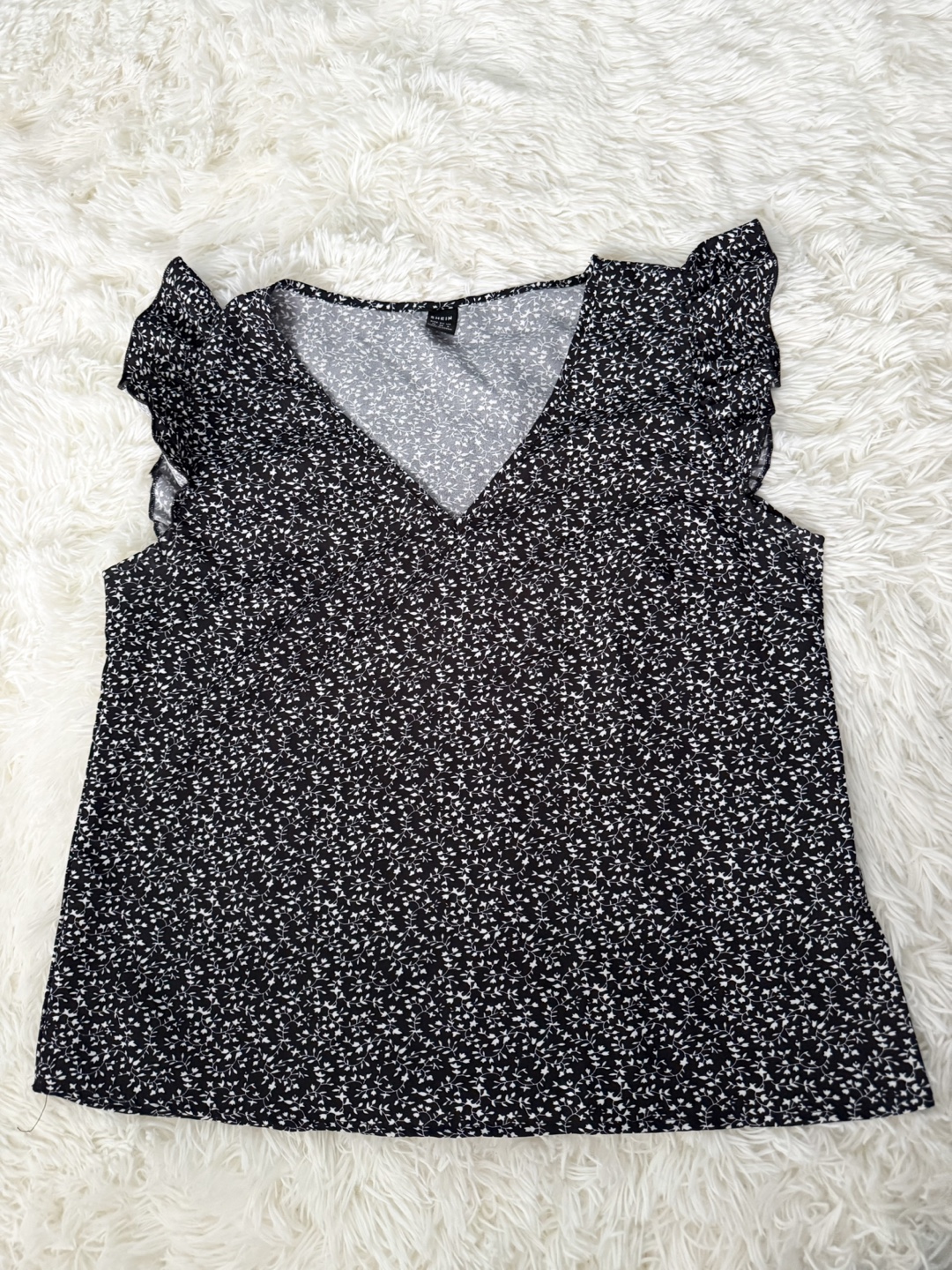 Women's Black and White Floral Flutter Sleeve Blouse - photo 2