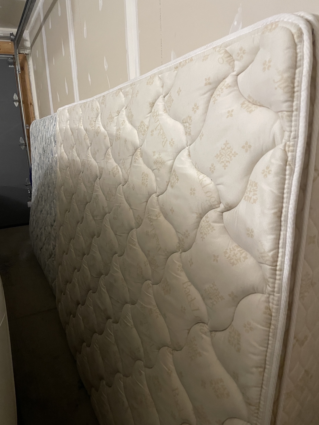 Two queen Mattress - Floral Pattern - photo 2