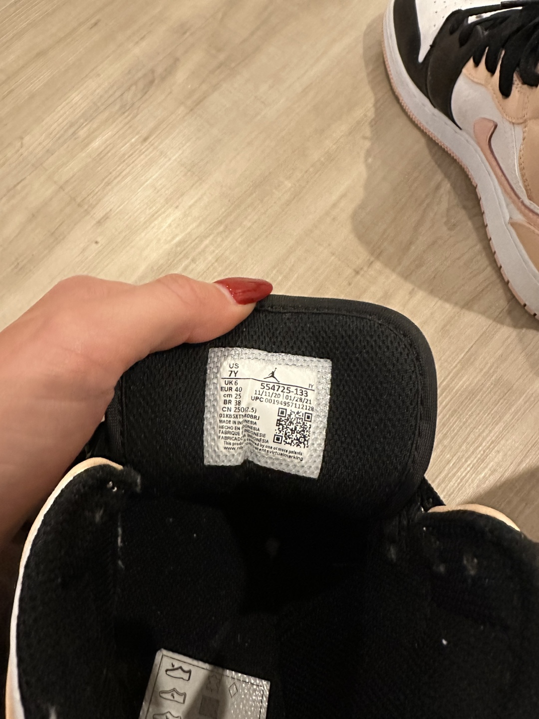 Women's Nike Air Jordan 1 Mid SE Sneakers - photo 3