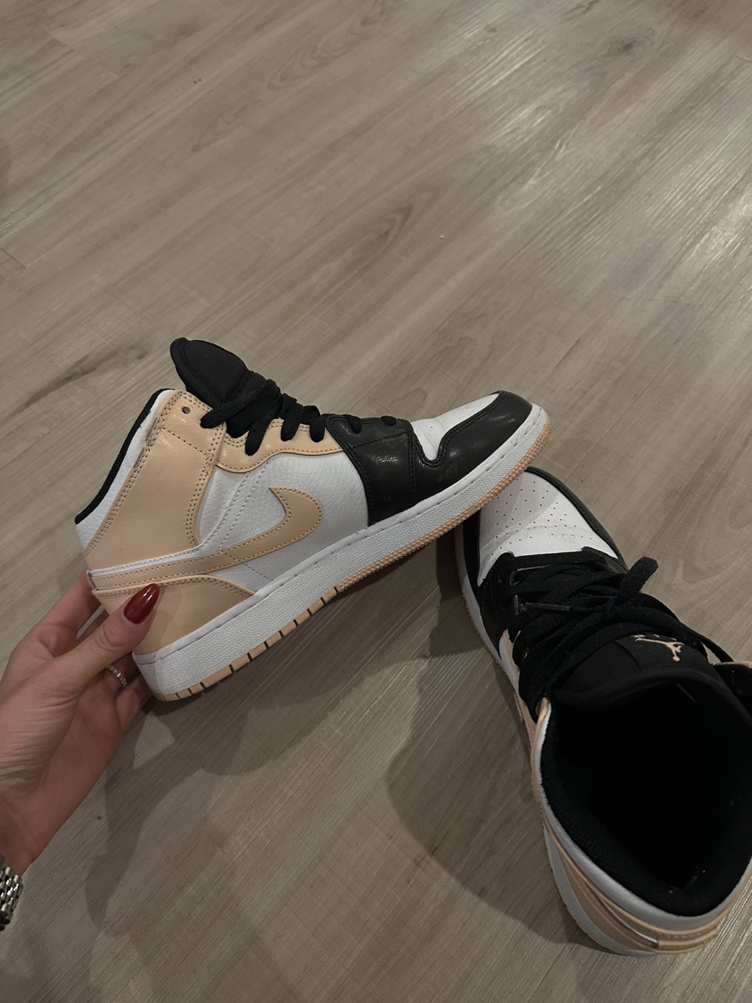 Women's Nike Air Jordan 1 Mid SE Sneakers - photo 2