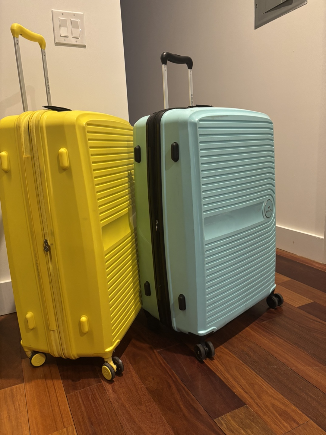 ❤️Amazing Large Suitcases - Yellow and Light Blue