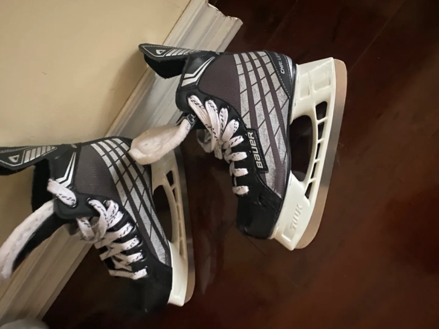 Bauer Youth Ice Skates size 3 image indicator(2)