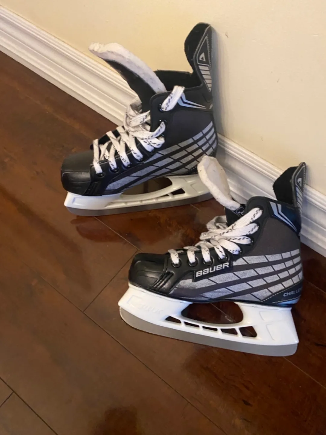 Bauer Youth Ice Skates size 3 image indicator(4)
