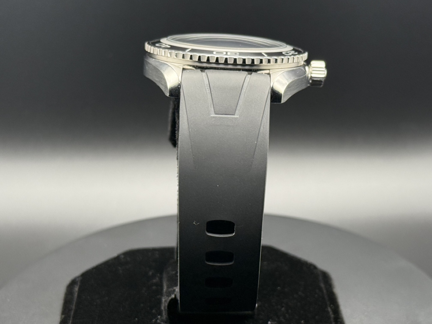 Omega Seamaster Planet Ocean Casino Royale Limited Edition Watch - photo 5