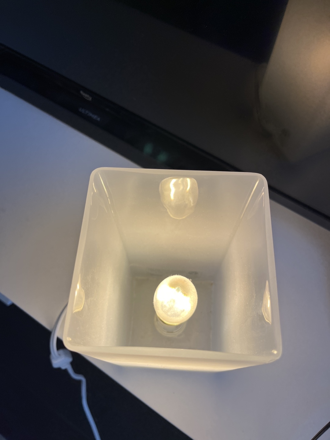 Small frosted glass cube table lamp - photo 3