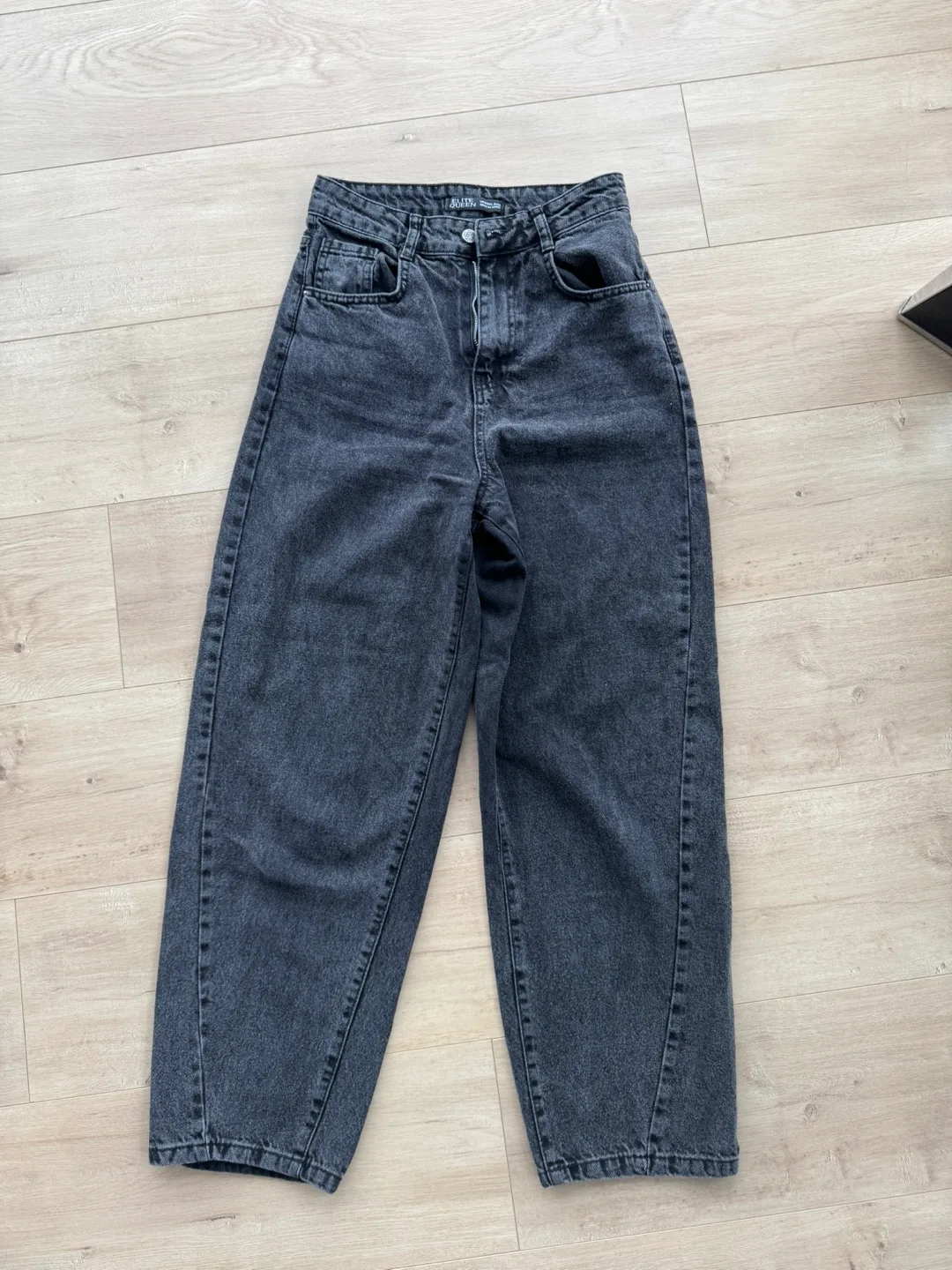 Full outfit for $30 (blazer + 2 pairs of pants + bag) image indicator(4)