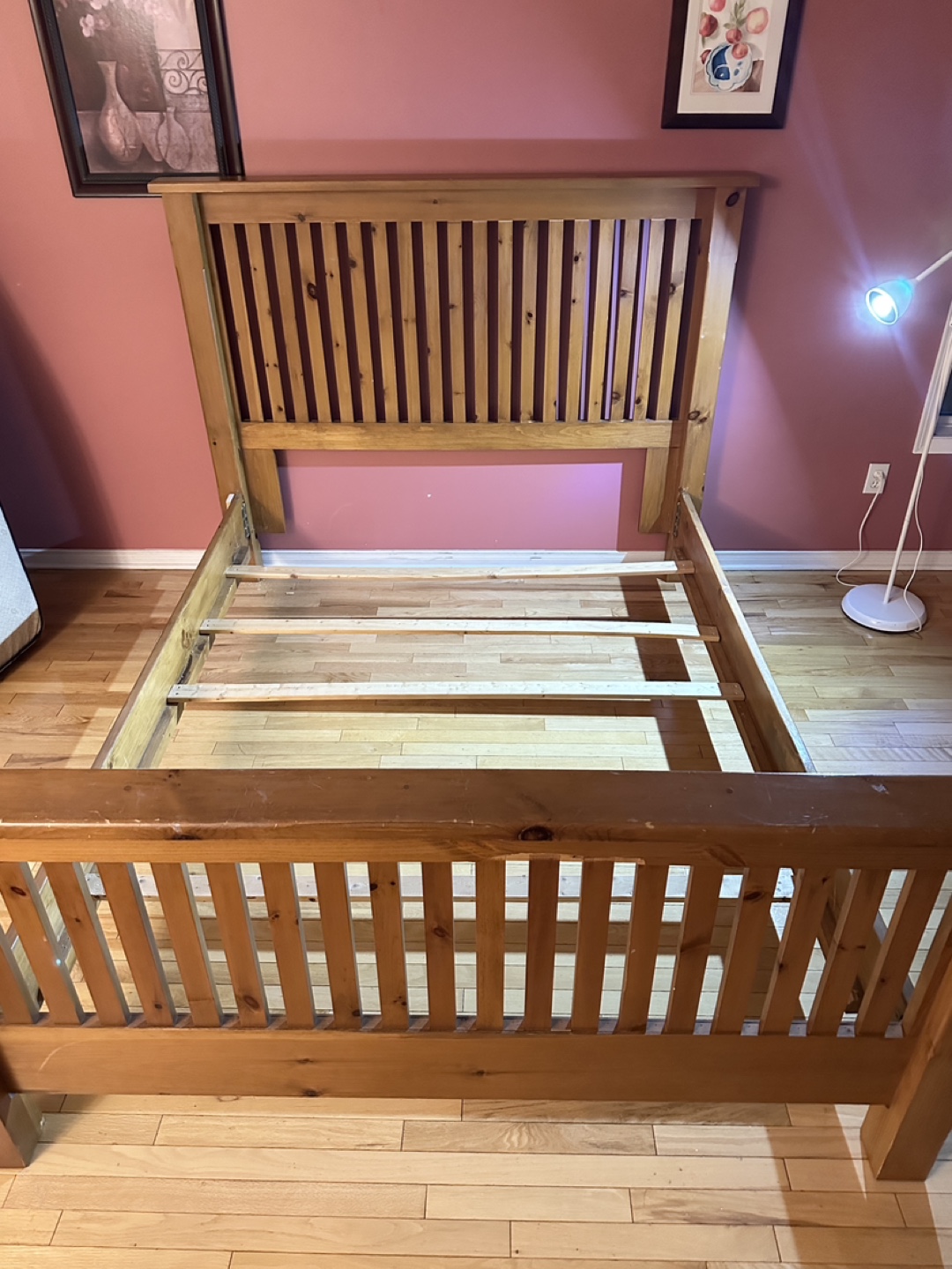 Beautiful Queen Size Solid Wood Bed Frame (CAN DELIVER)