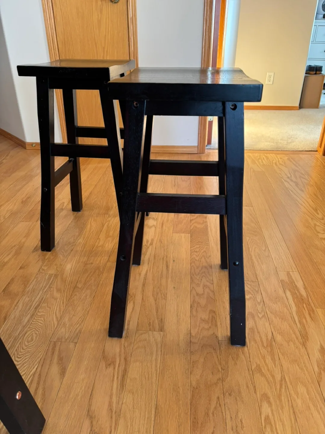 Set of 4 wooden bar stools image indicator(4)