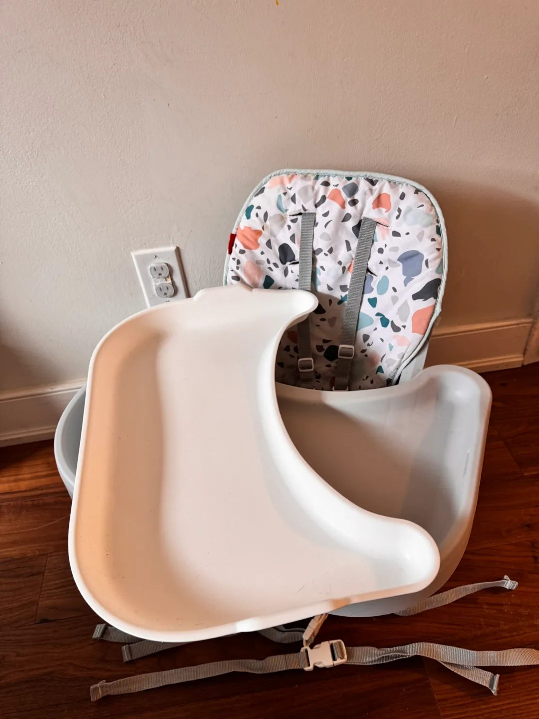 Baby high chair with tray and straps image indicator(2)