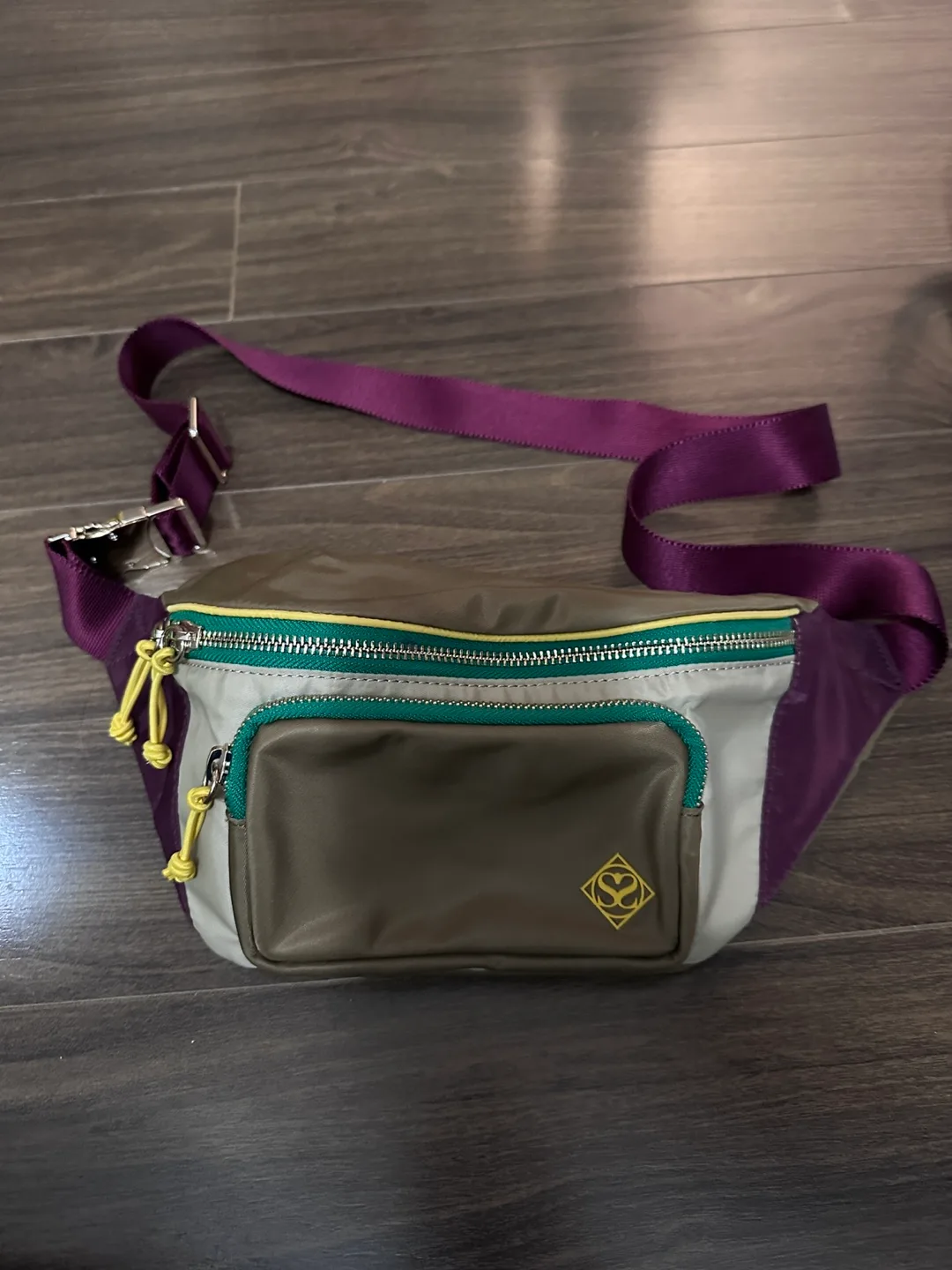 Stylish & Functional Crossbody Bag thumbnail