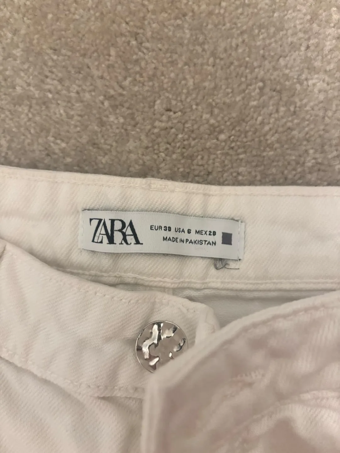 Zara White High-Waisted Jeans - image indicator(2)