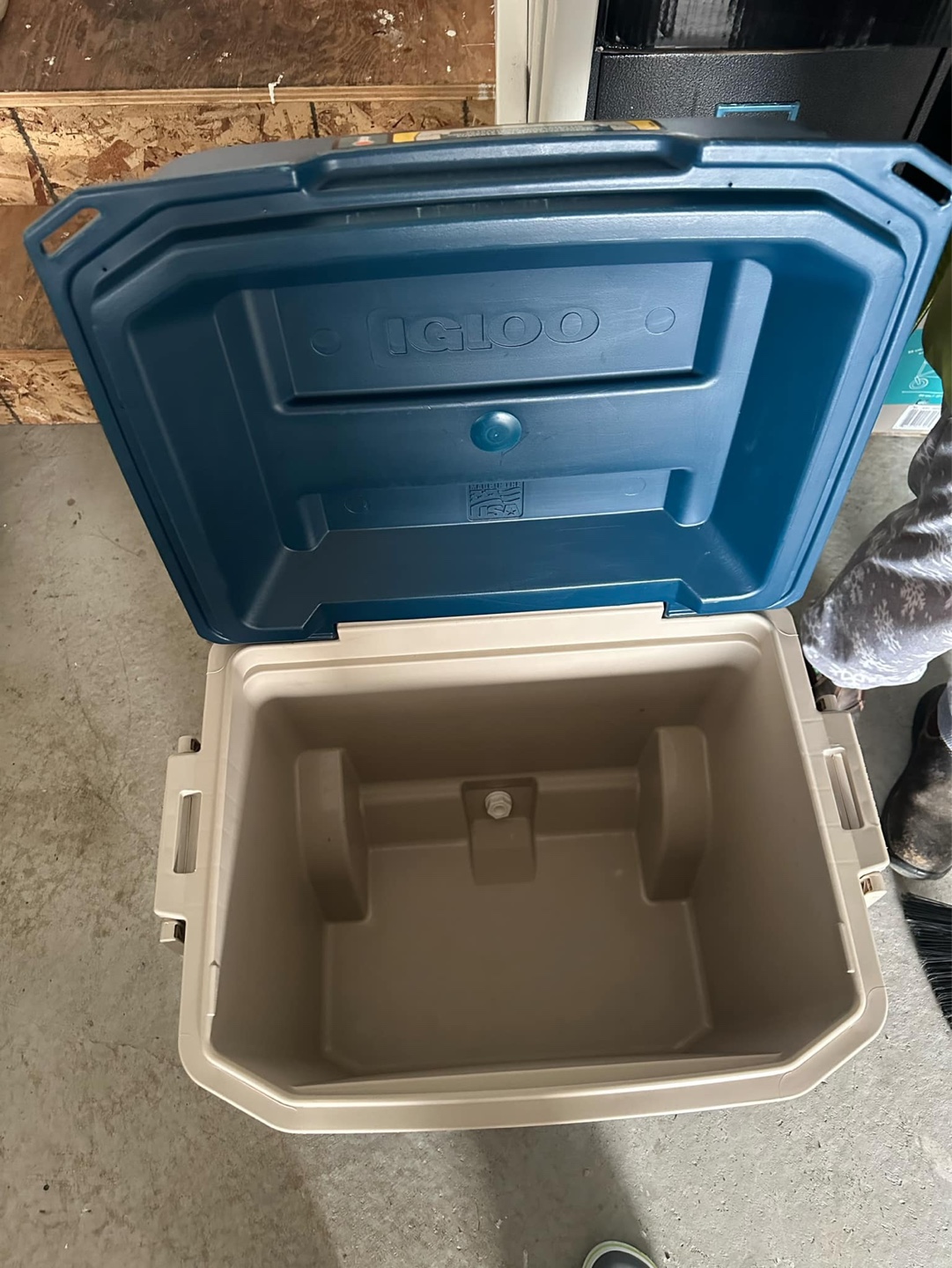 Igloo MaxCold 98 Qt Roller Cooler - photo 2