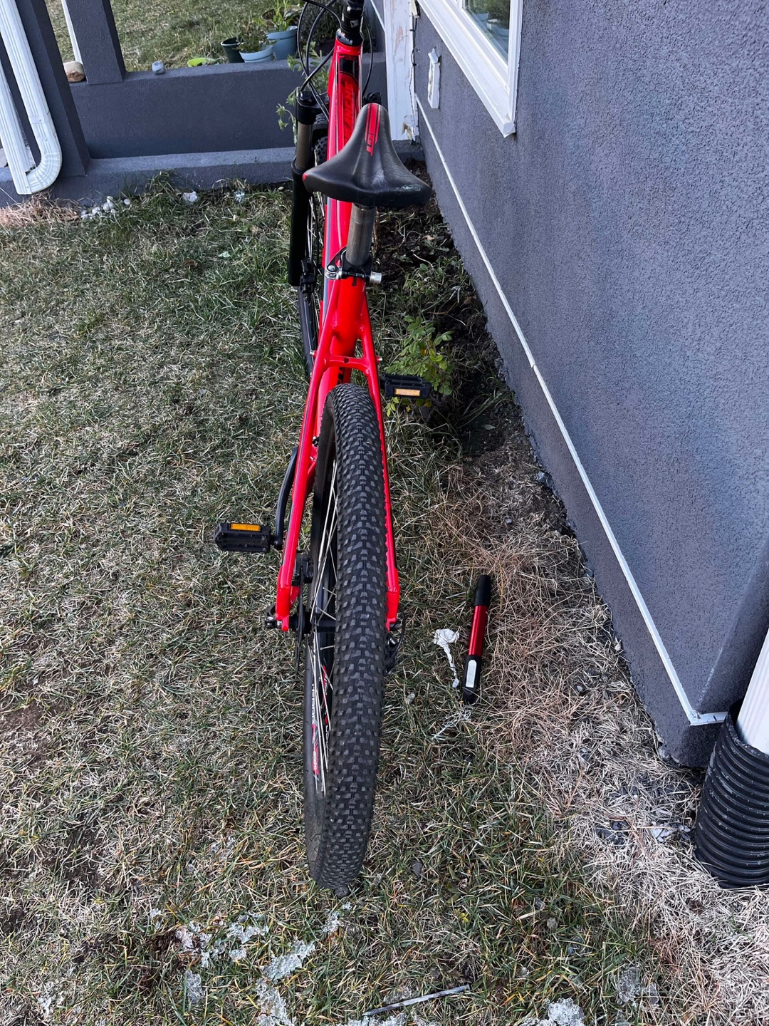 GT Avalanche 27.5 Mountain Bike - Red - photo 2