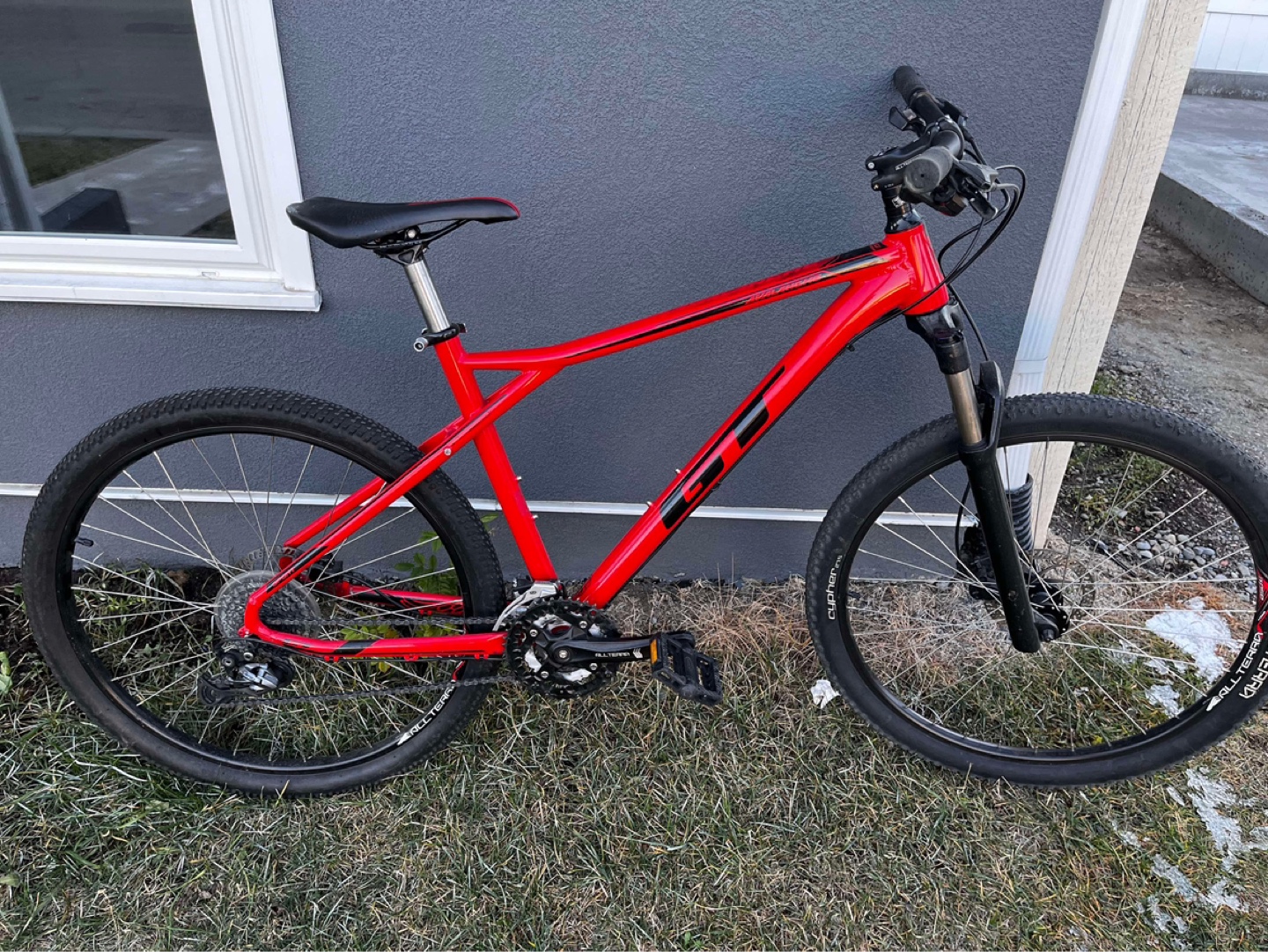 GT Avalanche 27.5 Mountain Bike - Red - photo 3