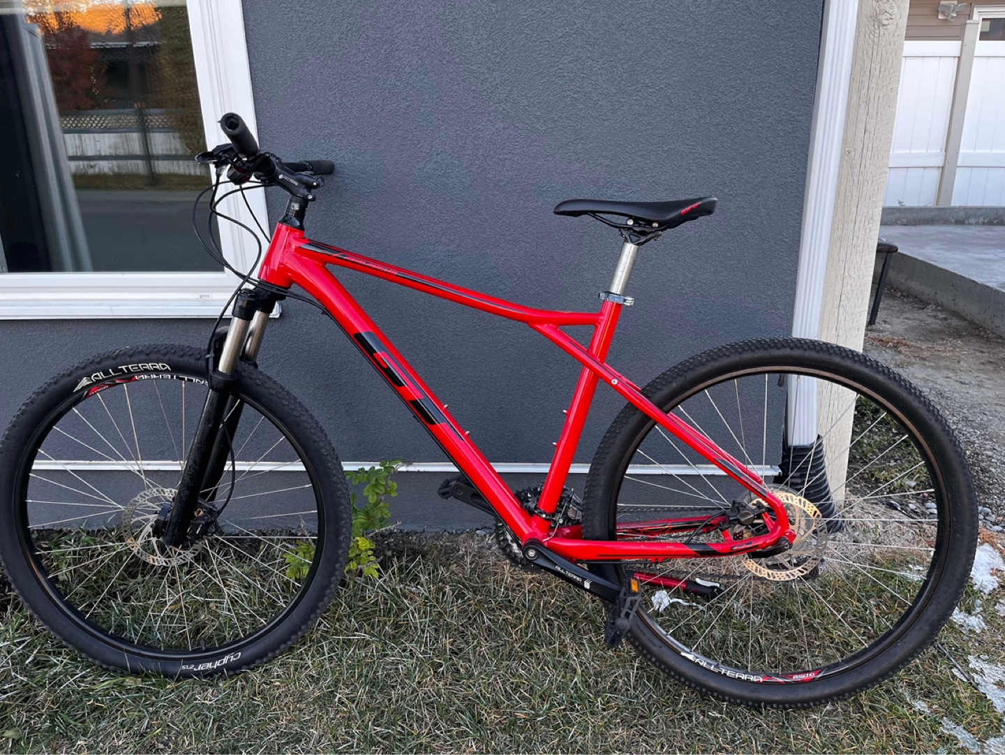 GT Avalanche 27.5 Mountain Bike - Red