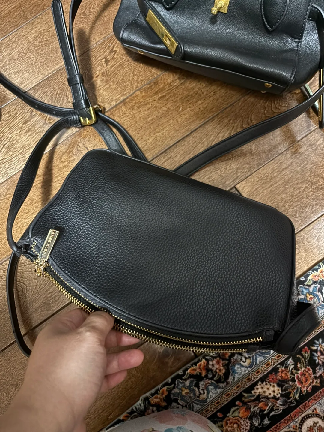 Black Guess crossbody bag image indicator(3)