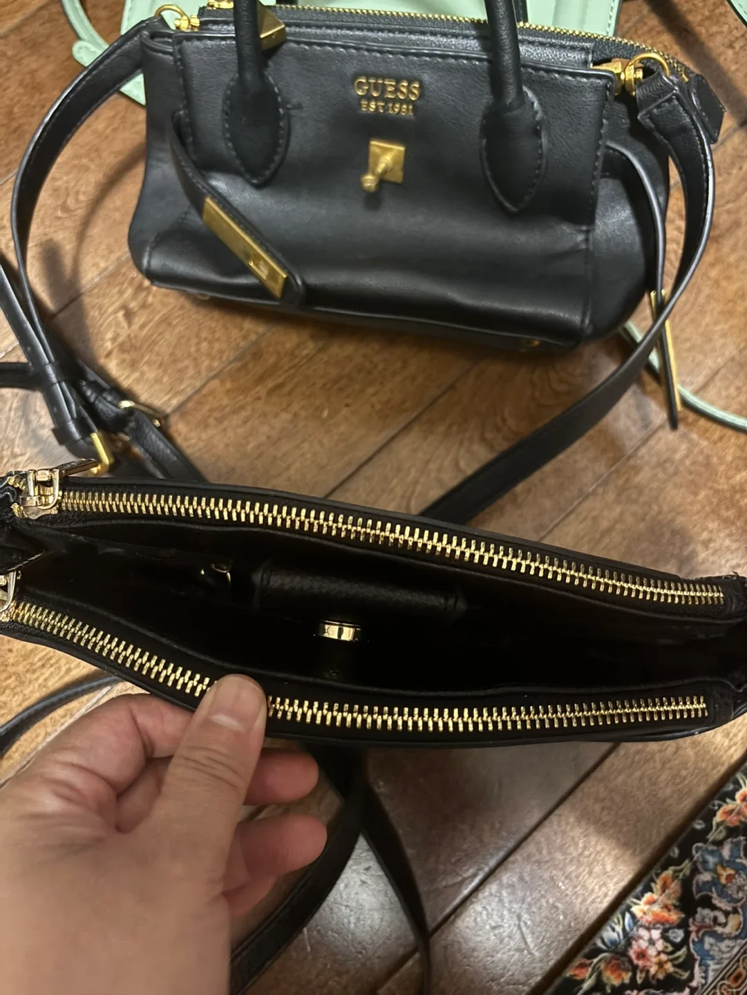 Black Guess crossbody bag image indicator(2)