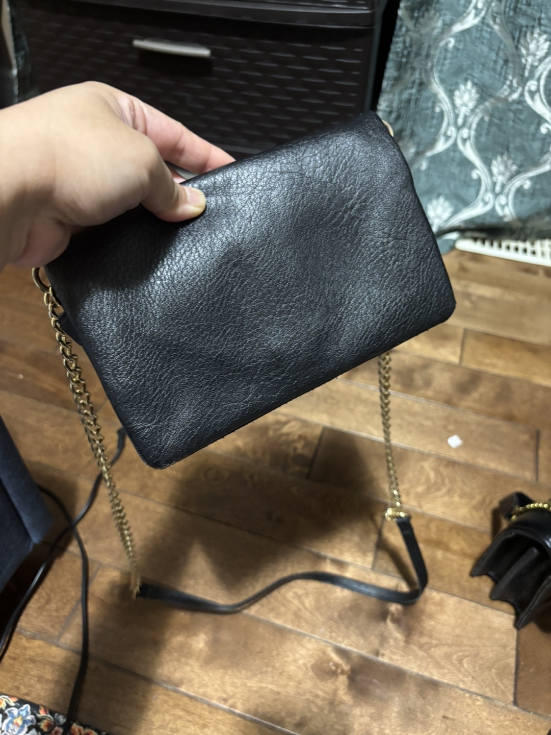 Black crossbody bag with gold chain strap - photo 4