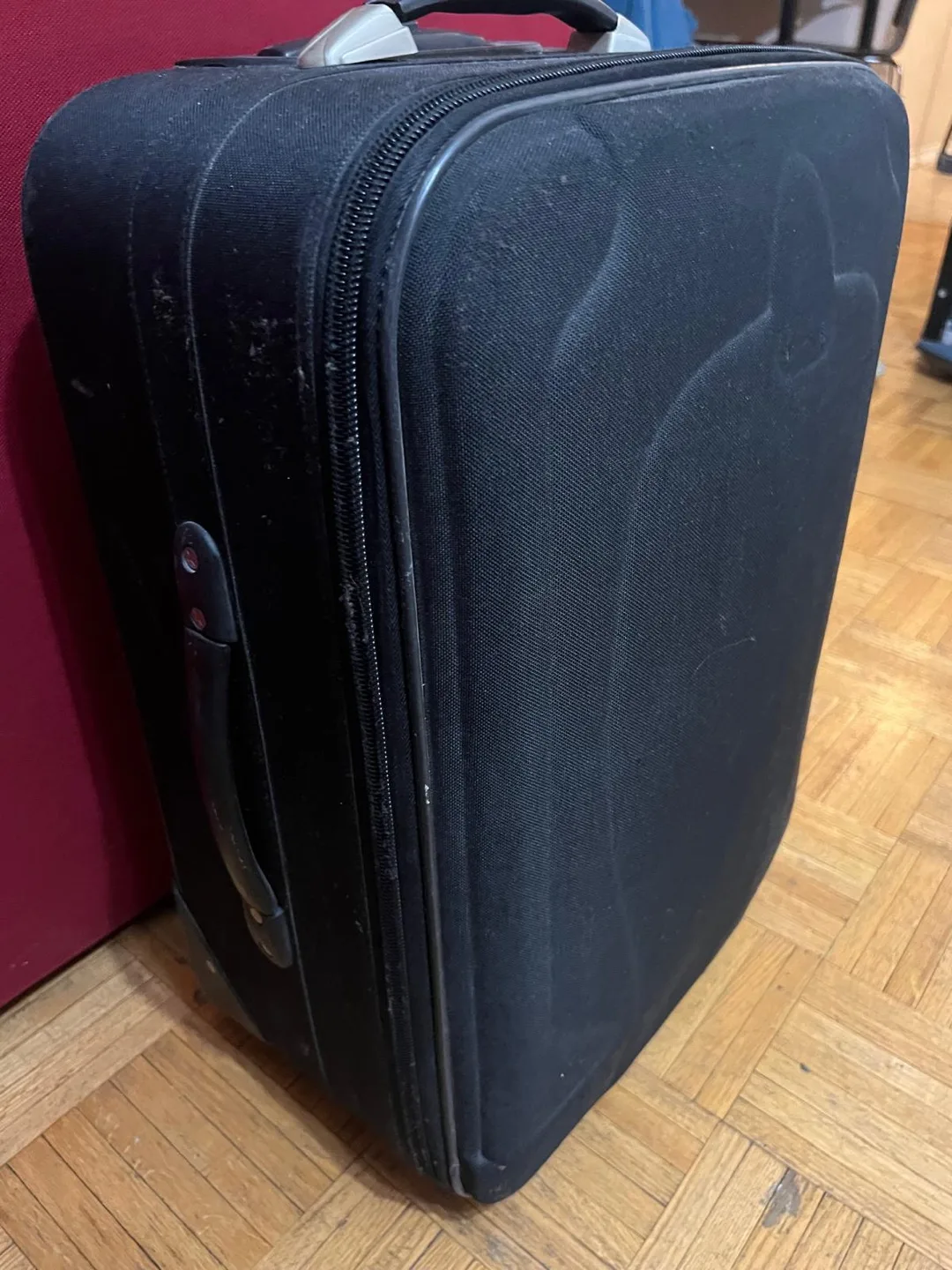 Black Carry-on Suitcase with Wheels image indicator(4)