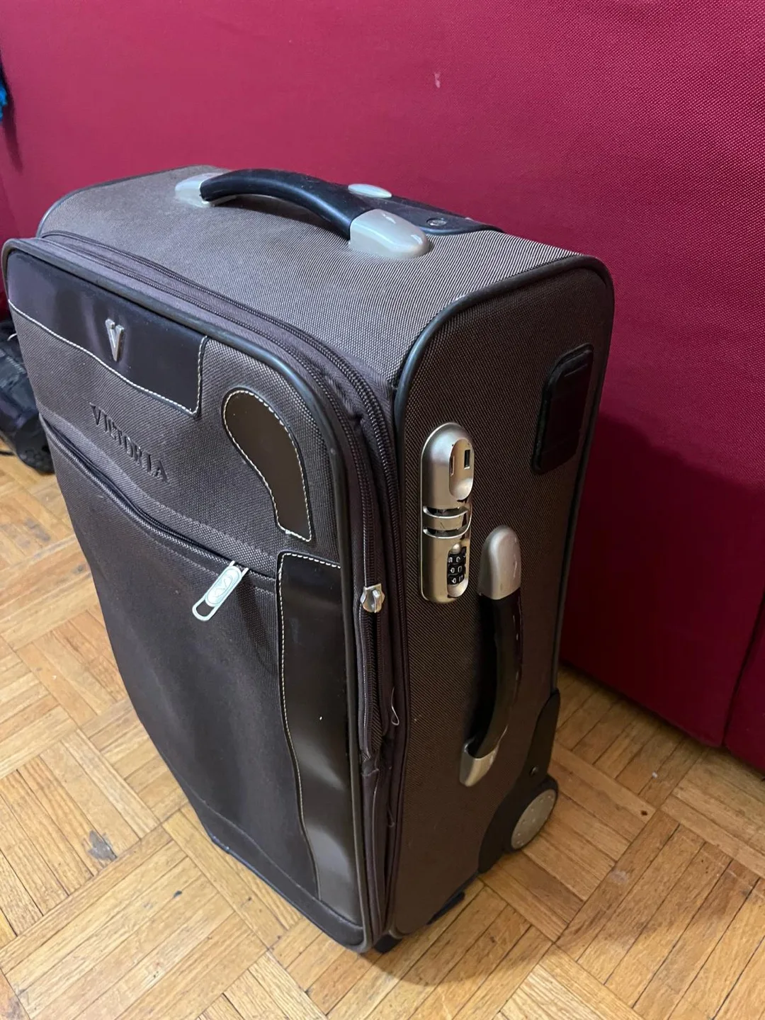 Victoria Carry-on Suitcase image indicator(2)