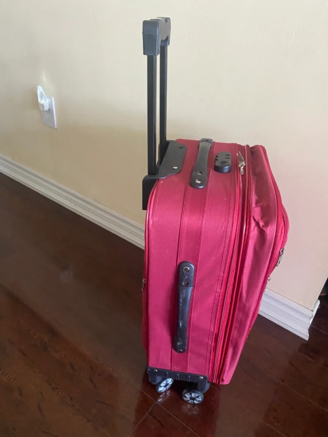 Carry-on Suitcase - Burgundy image indicator(2)