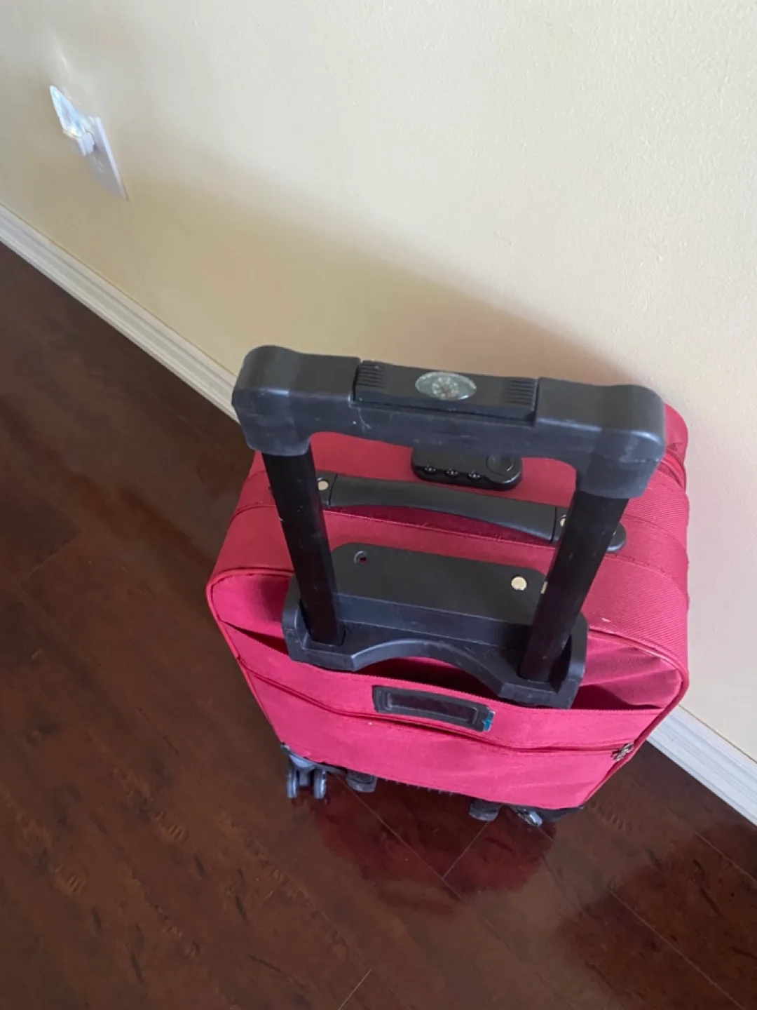 Carry-on Suitcase - Burgundy image indicator(3)