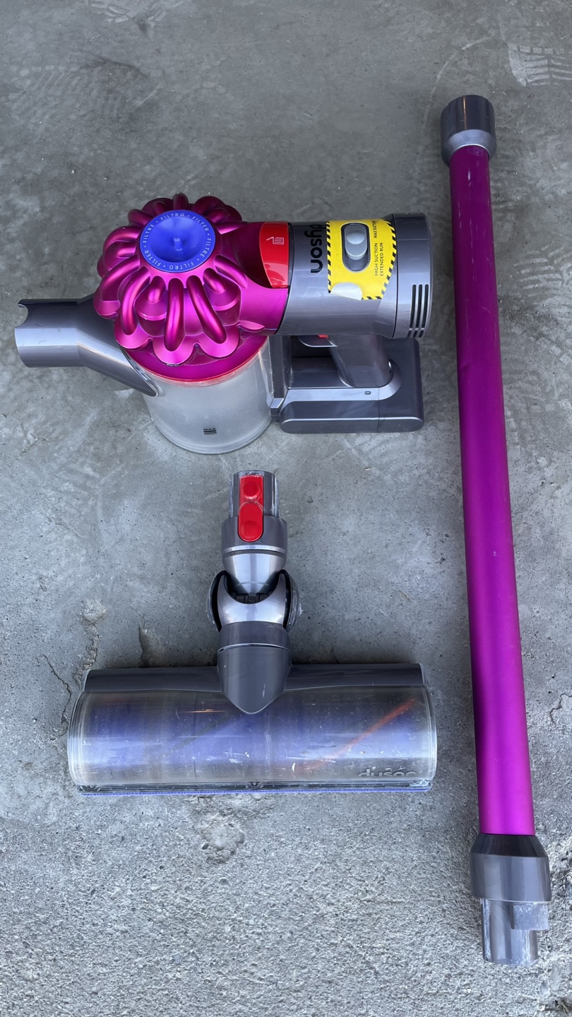 Dyson V8 Cordless Vacuum Cleaner(no charger)